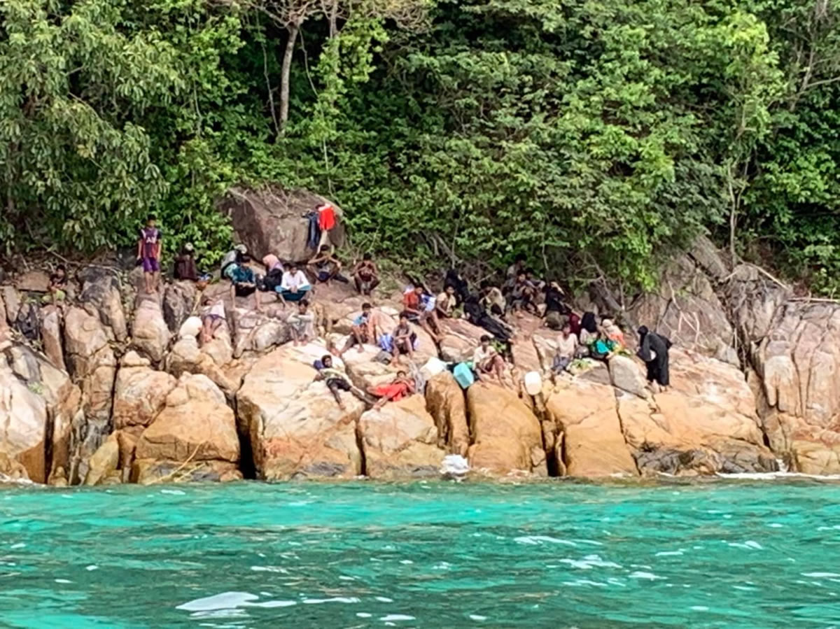 タイの島に捨てられたロヒンギャ族59人を保護