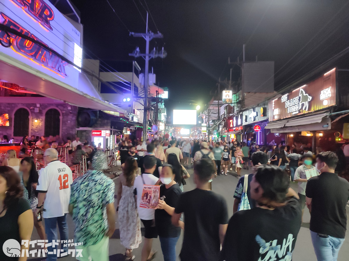 タイ警察、プーケット・バングラ通りで大麻販売店の見回り