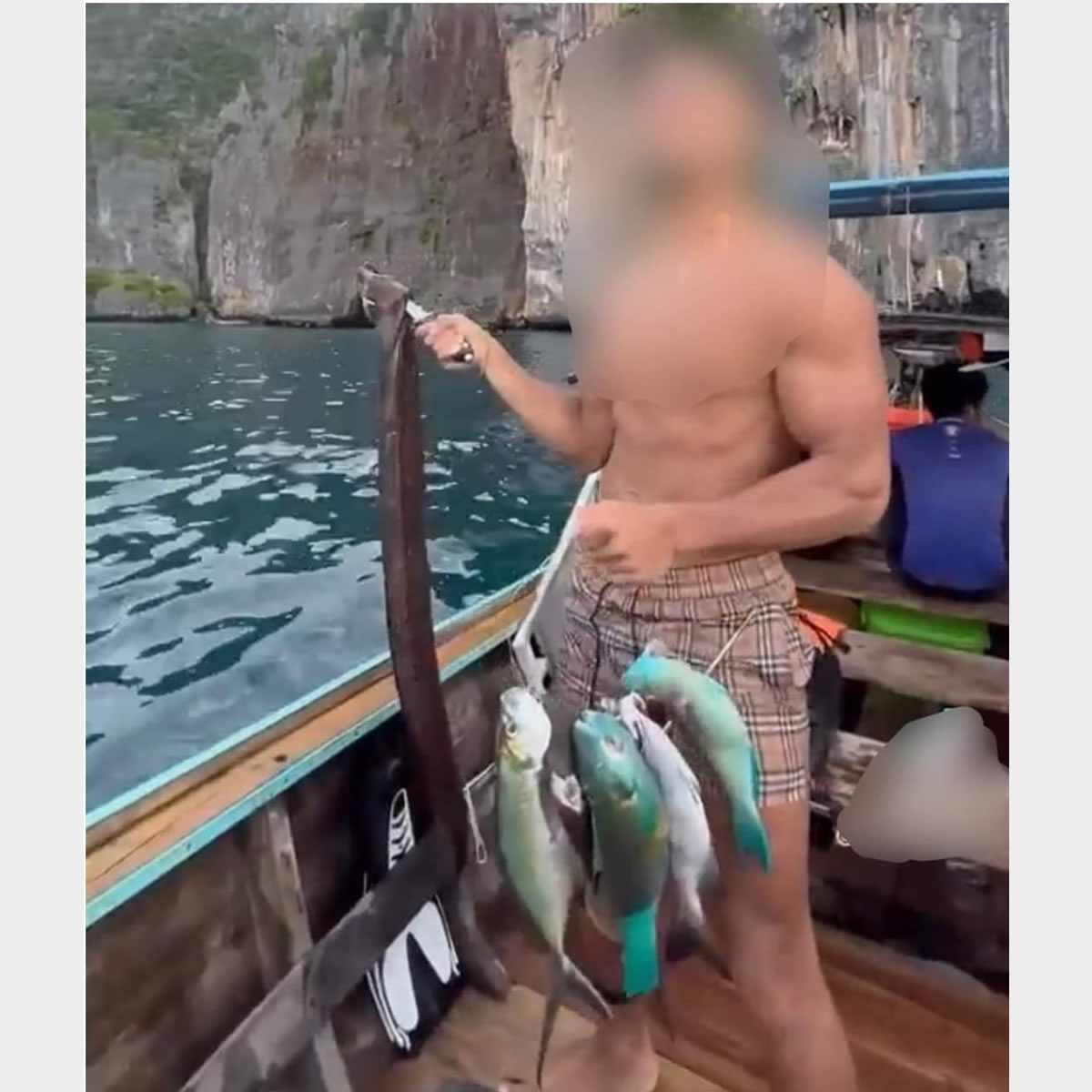 ピピ・レイ島で魚を捕った外国人男性、TikTok投稿で批判殺到
