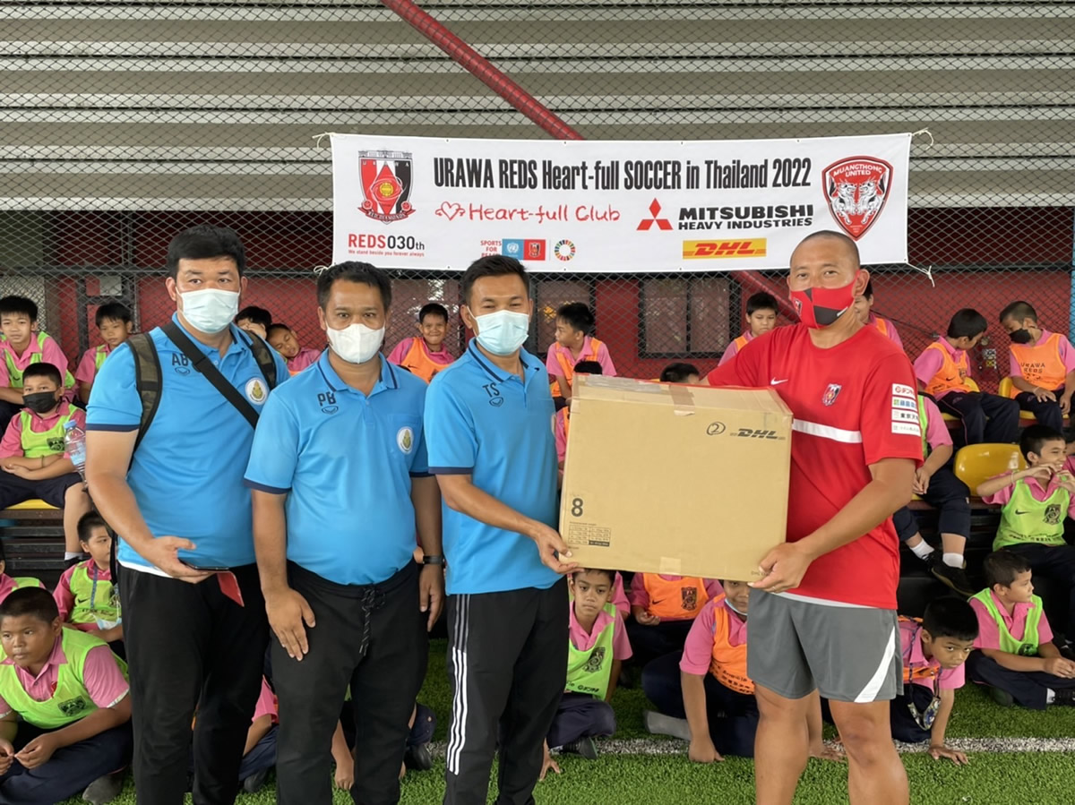 DHLジャパン、タイの子供たちへ200キロのサッカー備品を輸送