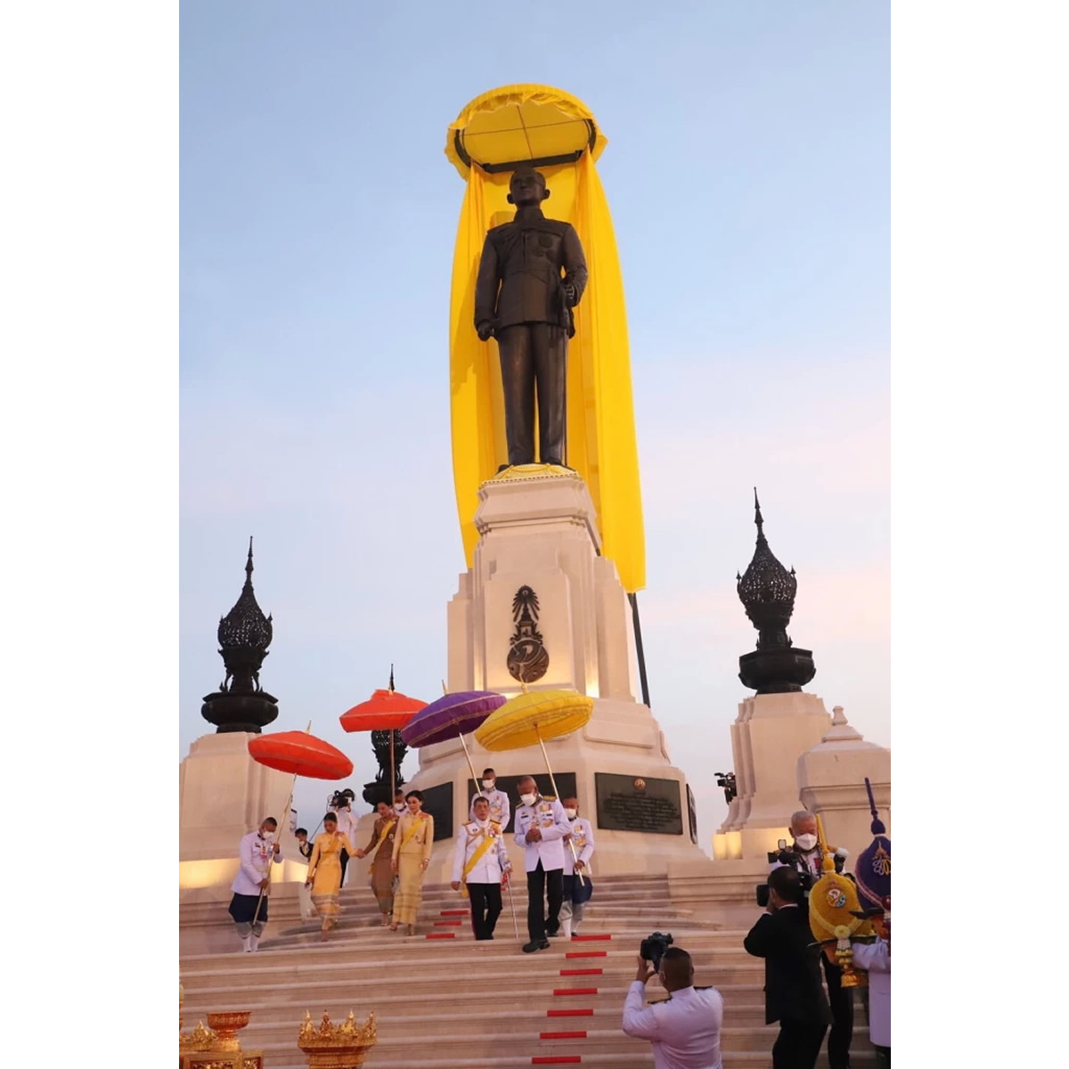 バンコク「ラーマ9世記念公園」でプミポン大王像の除幕