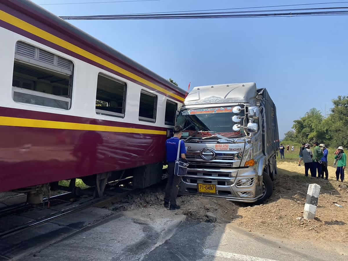 タイ北部、踏切で立ち往生のトラックに250人を乗せた列車が激突（動画あり）
