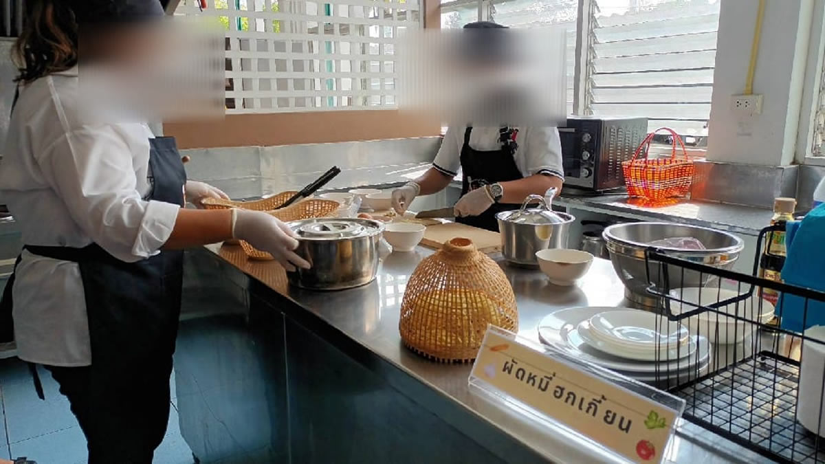 囚人シェフの誕生！？プーケットの受刑者が屋台料理コンテストに挑戦