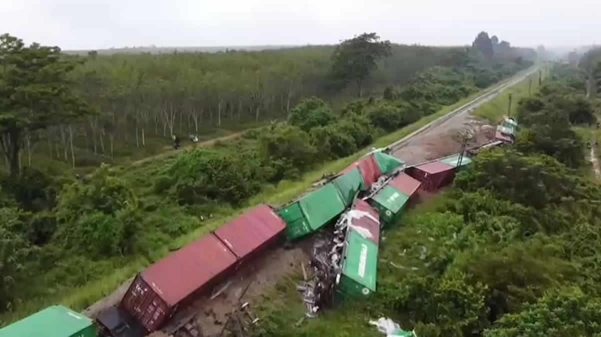 タイ南部で貨物列車が脱線、仕掛けられた爆発物で
