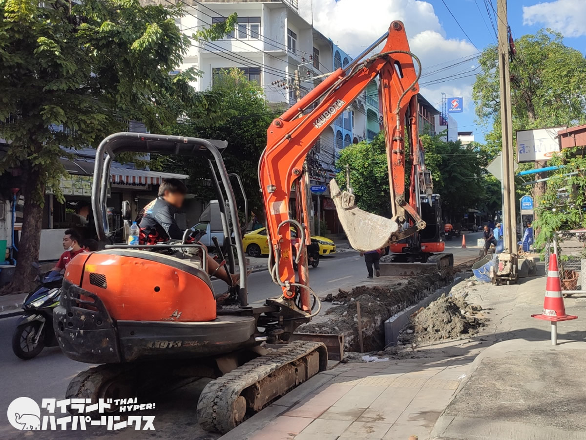 道路工事もサンダルで【バンコクの街角の風景】