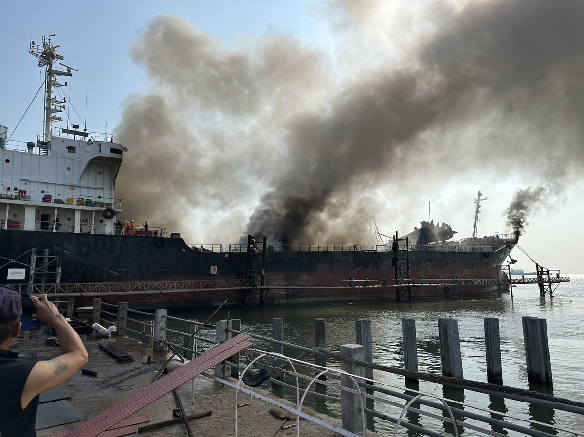 メークロン川の造船所で石油タンカーSMOOTH SEA 22が爆発、2人死亡 7人不明