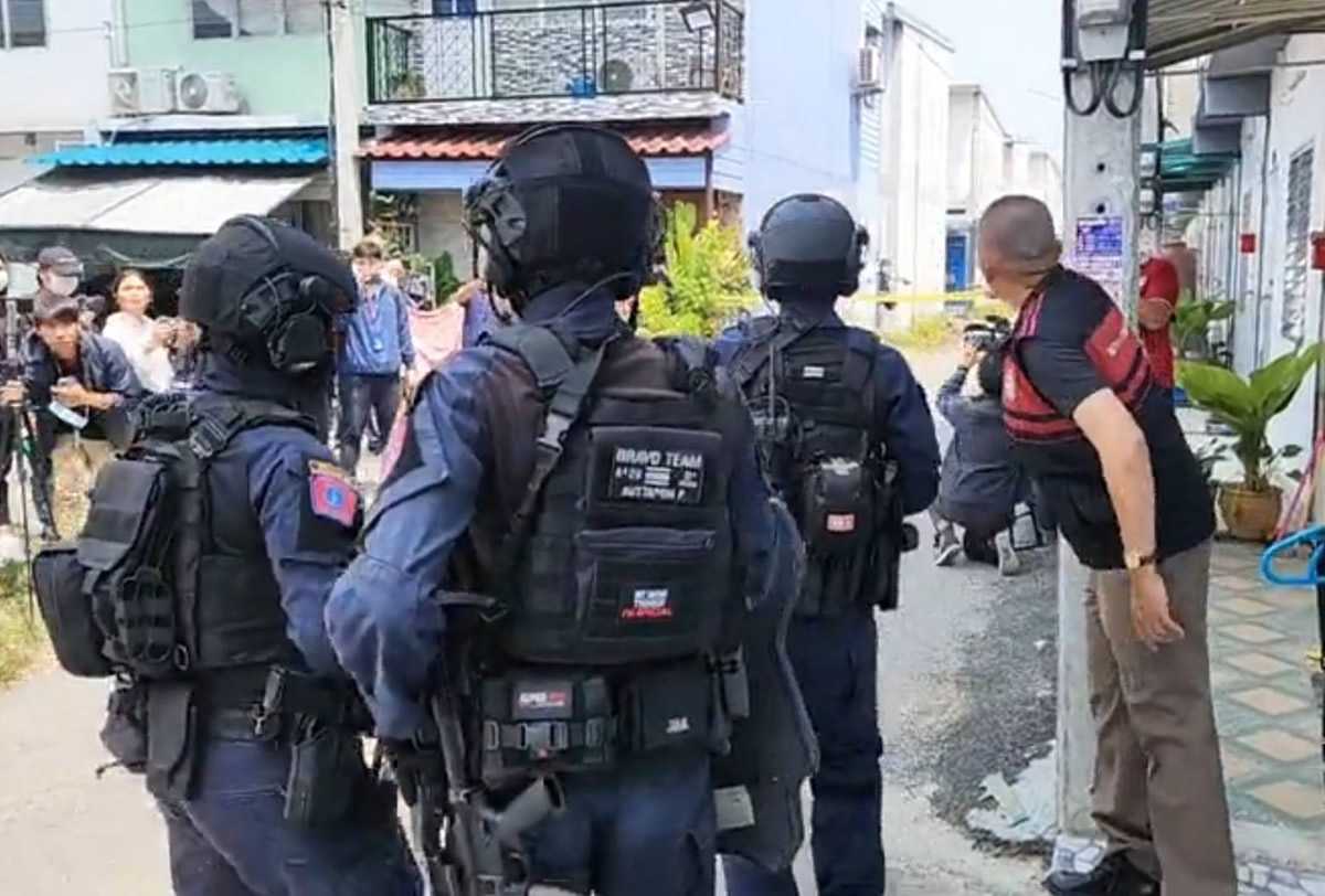 バンコクで狂乱した警察官が発砲