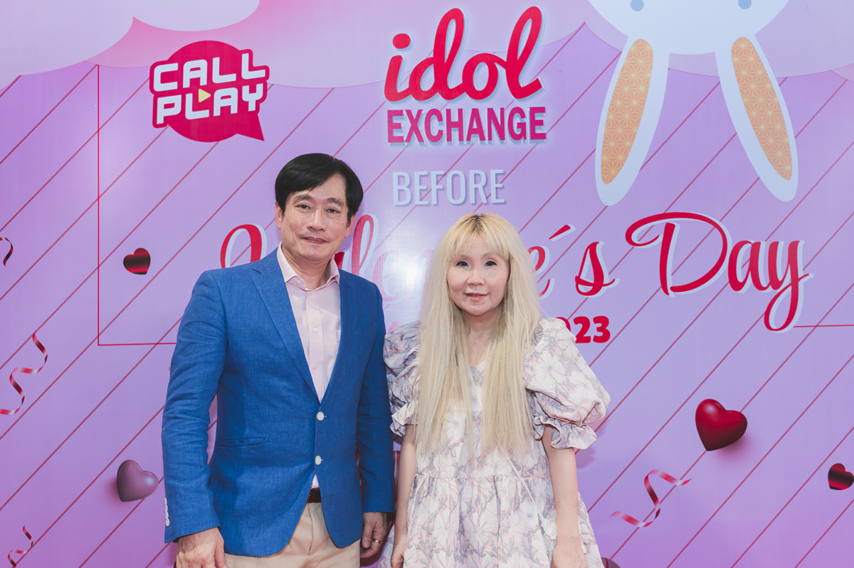 右はIdol ExchangeとIDX Entertainmentのエグゼクティブである有名ファッションデザイナーのクン・サルダー（กุ้ง-ศรุดา）氏