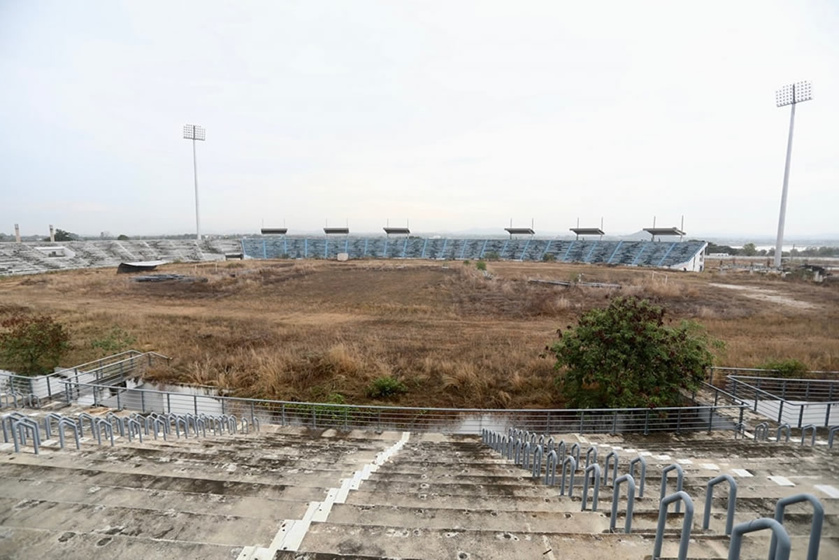未完成のスポーツスタジアムをパタヤ市長が視察