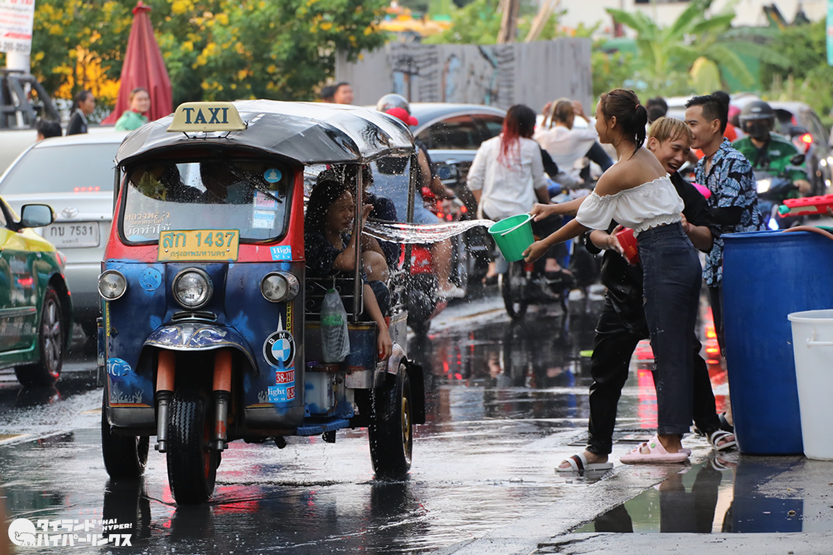 【写真特集】4年ぶりの「水かけ祭り」で大騒ぎのバンコクの街中