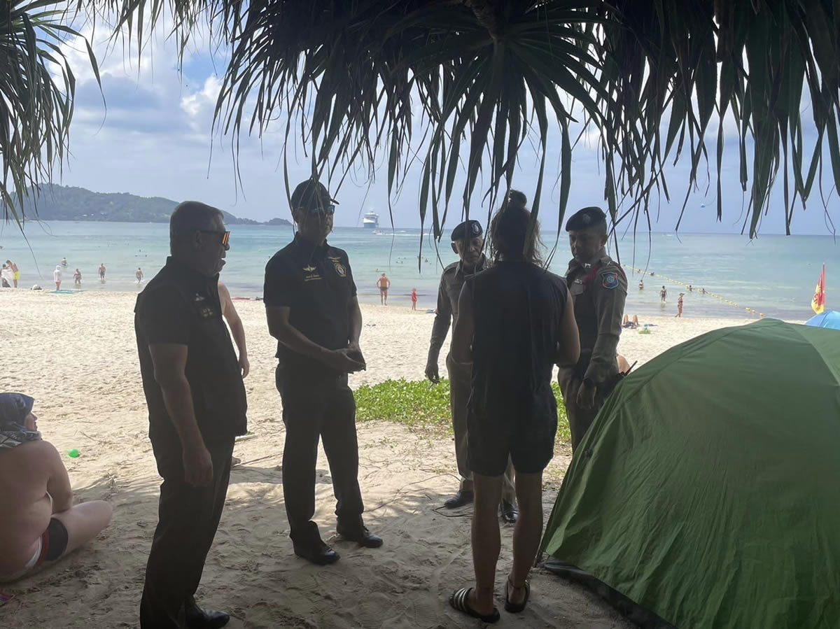 パトンビーチでテントを張る外国人女性、観光警察が撤去指示