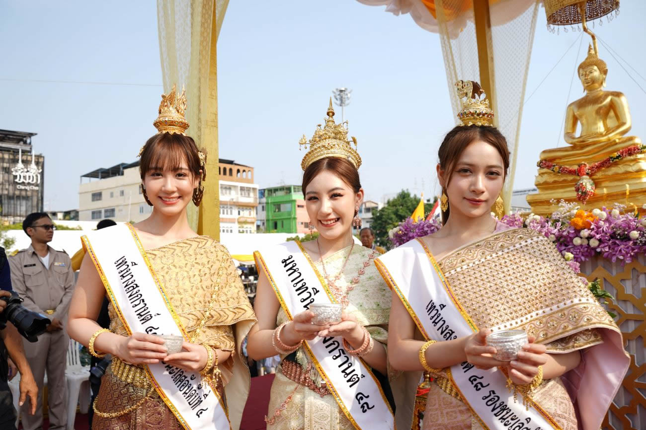 BNK48とCGM48、タイ正月ソンクラン祭りのパレードに参加