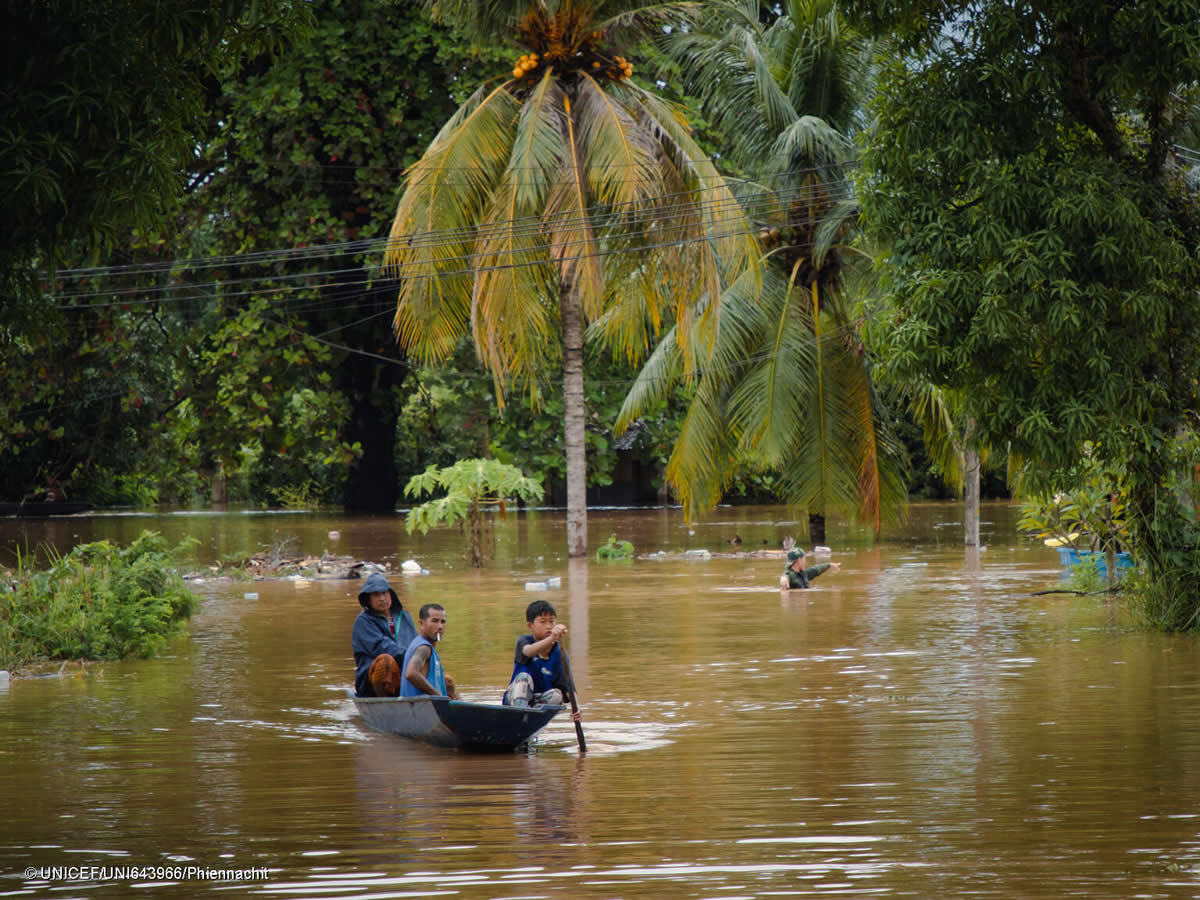 台風11号「ヤギ」がもたらした大雨により広範囲で洪水が発生している中、ボートで移動する人々(ラオス、2024 年 9 月 15 日撮影) © UNICEF_UNI643966_Phiennachit 台風11号「ヤギ」がもたらした大雨により広範囲で洪水が発生している中、ボートで移動する人々(ラオス、2024 年 9 月 15 日撮影) © UNICEF_UNI643966_Phiennachit