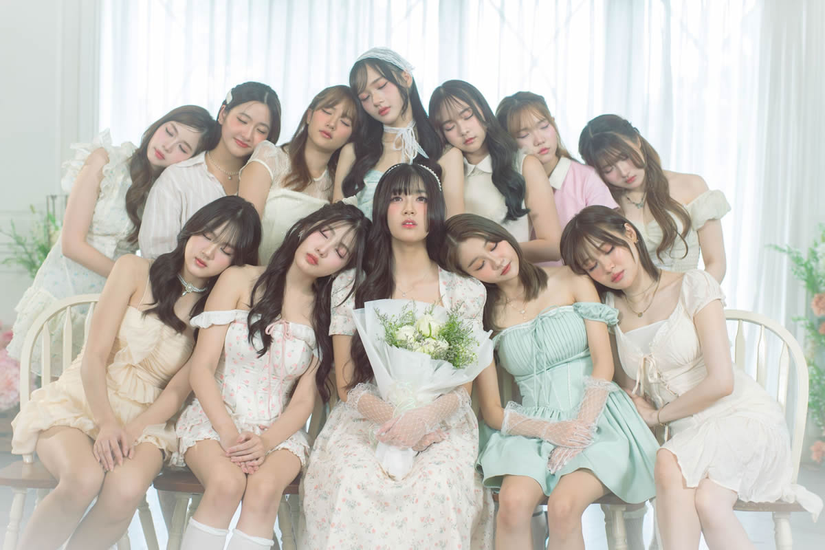 BNK48「11月のアンクレット」は“前に進めない人のための切ない歌”