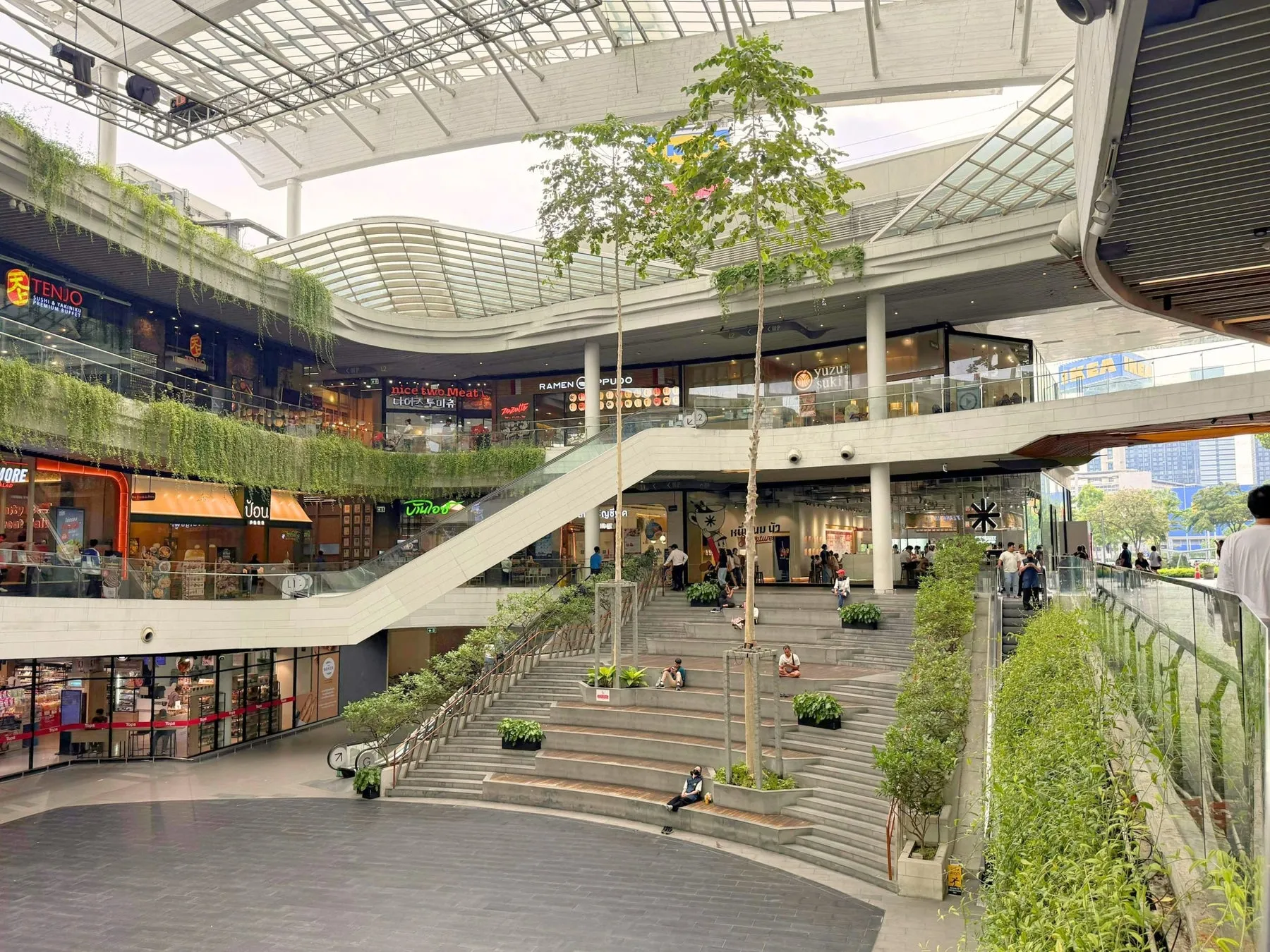 複合施設内の屋外階段