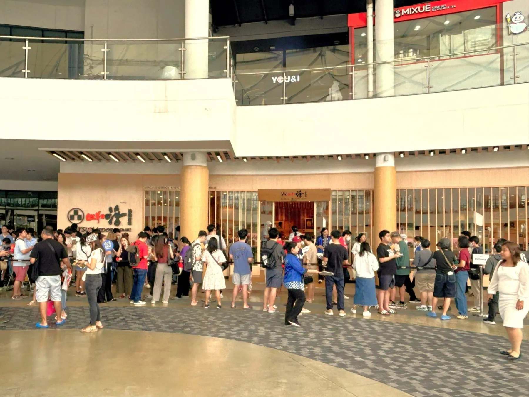 多くの人がレストランの前に並んでいる写真