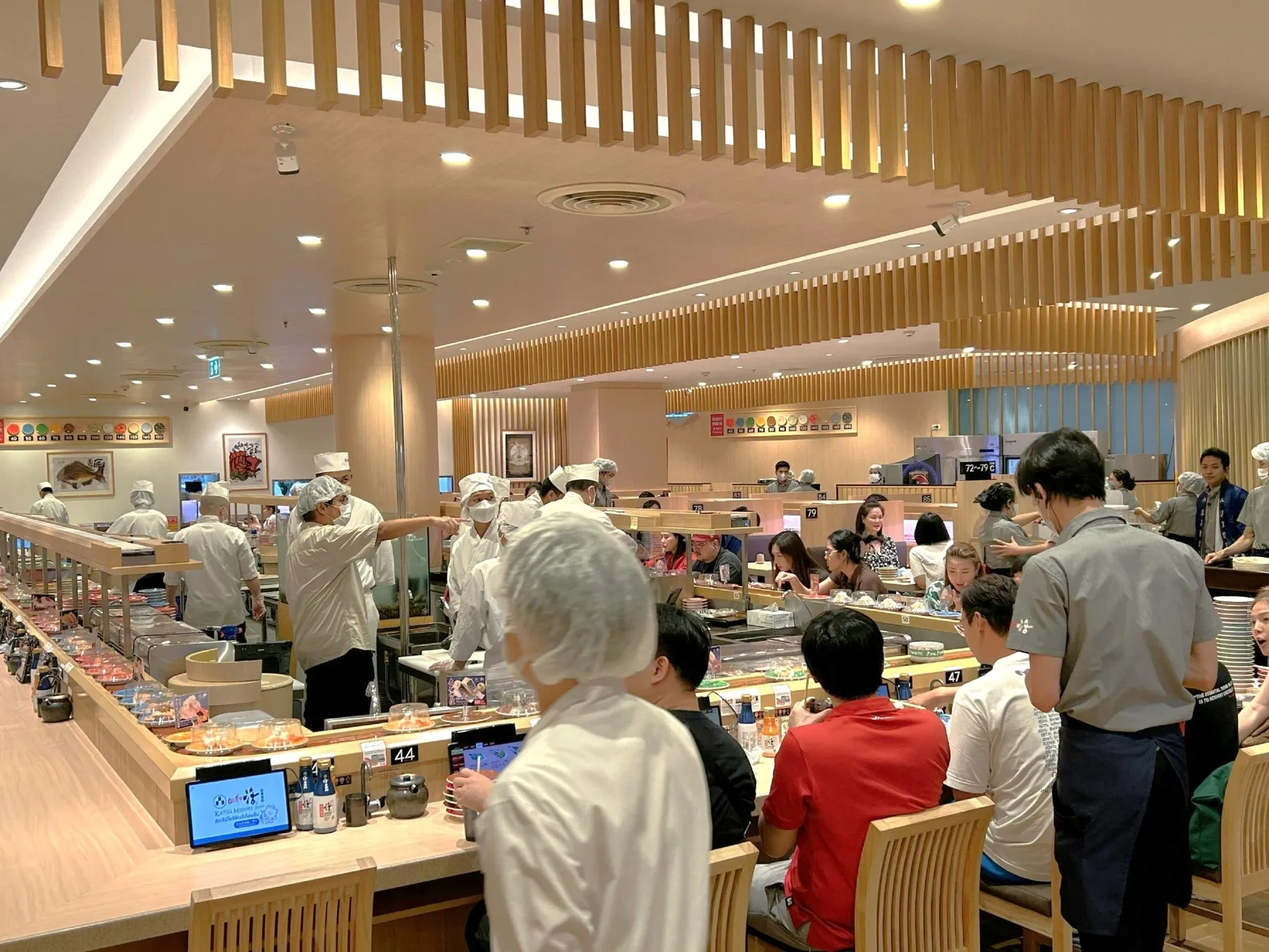 回転寿司店の店内の様子