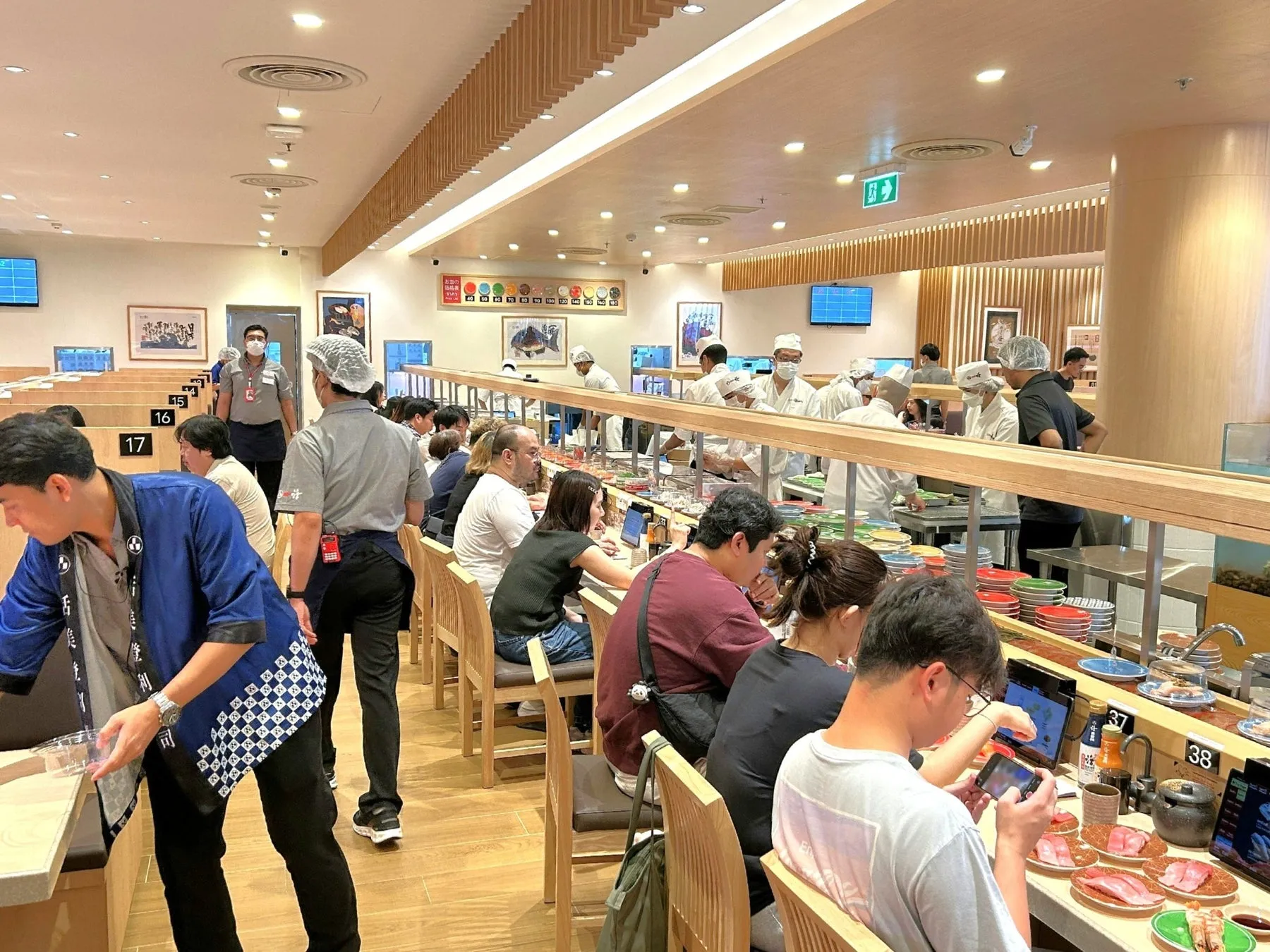 回転寿司店内の様子