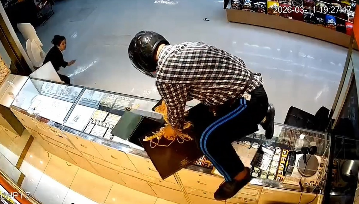 公開されたゴールド強盗の防犯カメラの映像のキャプチャー画像