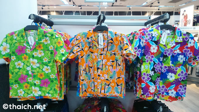 お店にアロハシャツが並ぶとタイのお正月（ソンクラーン）までもう少し