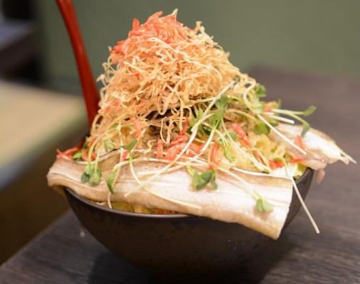 具材は築地直送の新鮮な海鮮をこぼれるほど使用